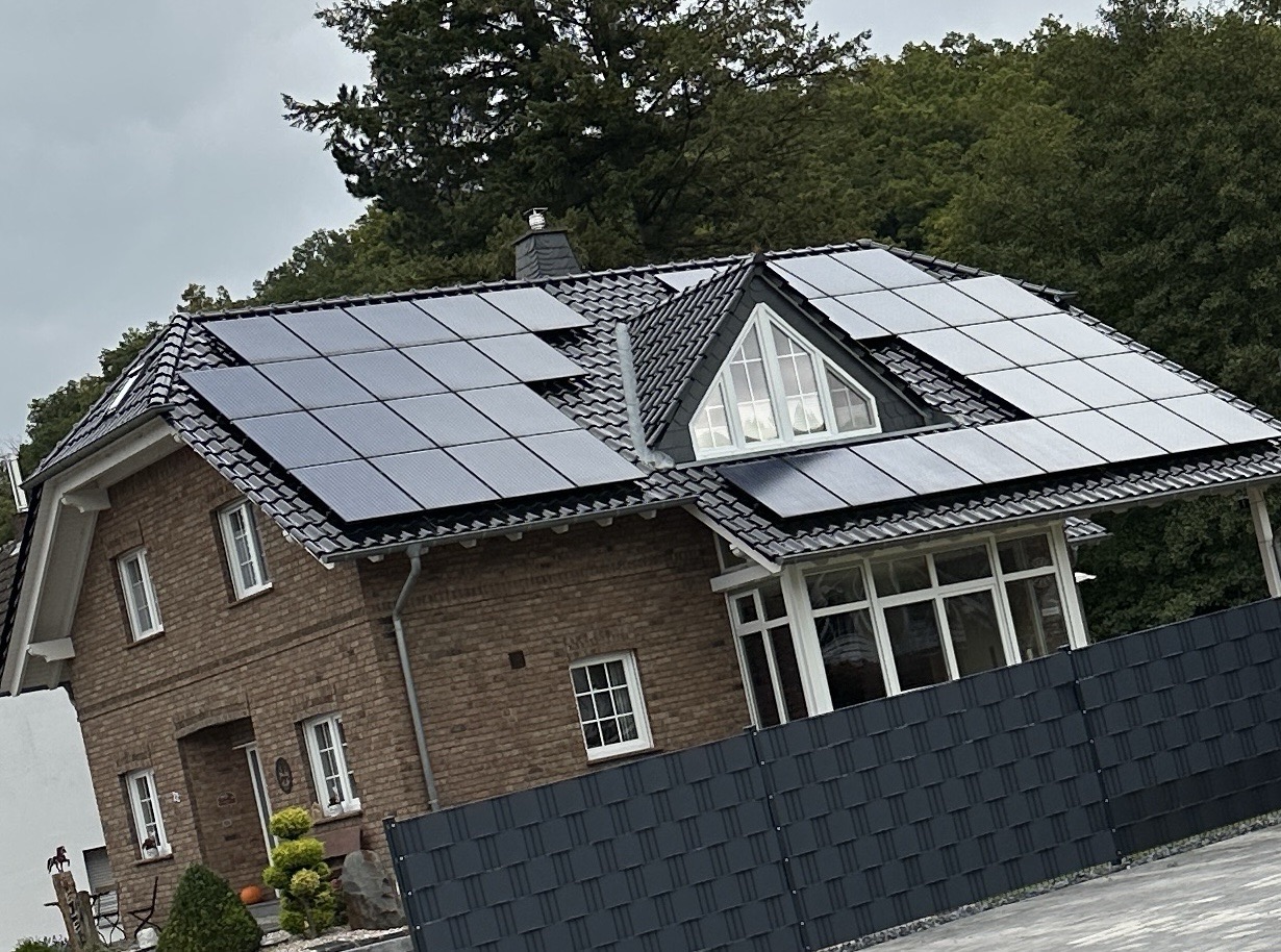 Einfamilienhaus mit 17 kWp Photovoltaik-Anlage auf dem Ziegeldach